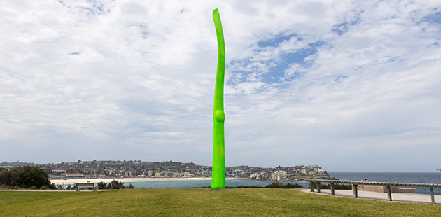 Milan-Kuzica-Green-Life,-Sculpture-by-the-Sea-photo-by-Gareth-Carr