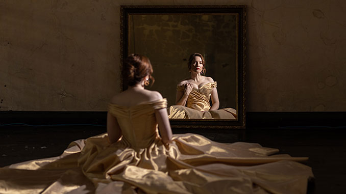 Lorina-Gore-stars-as-Violetta-Valéry-in-Queensland-Opera's La-Traviata-photo-by-David-Kelly